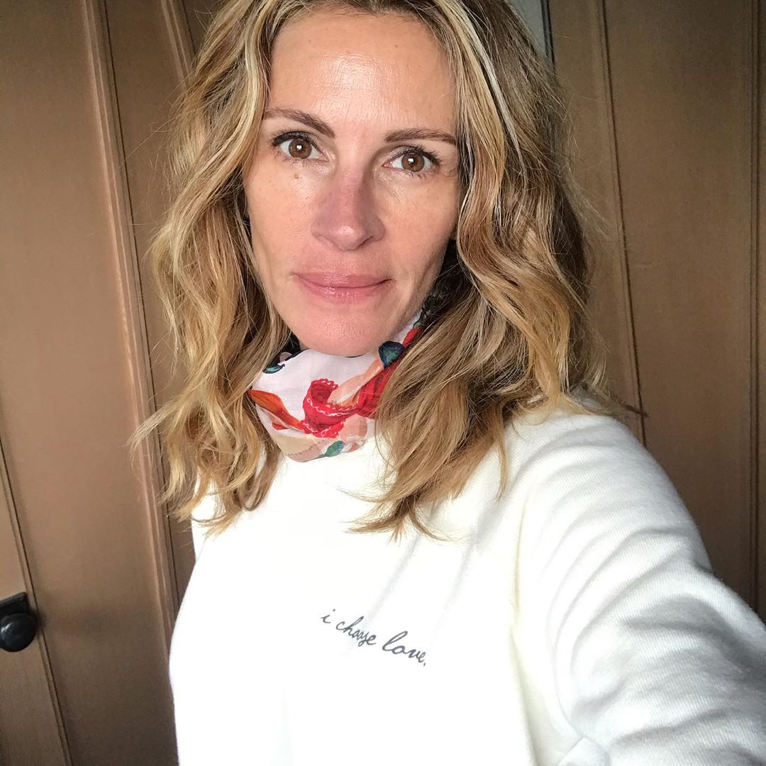 A sus 52 años, Julia Roberts sigue manteniendo esa piel lisa y sin arrugas que le hizo ser la verdadera reina de Hollywood. Su belleza natural sigue prácticamente intacta y no ha tenido ningún reparo en volver a demostrarlo una vez más durante el confinamiento.