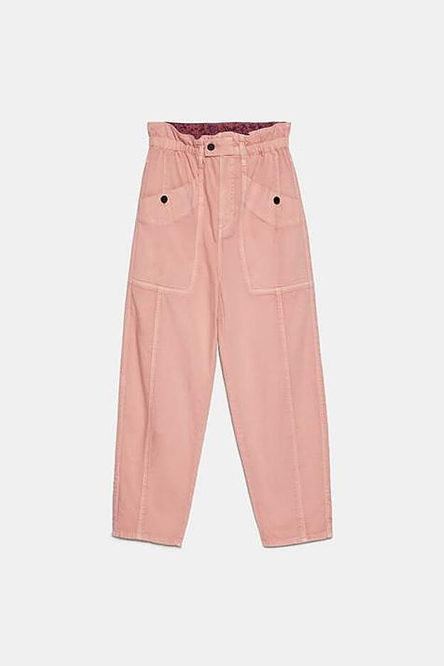 Maravillosos pantalones en color rosa pastel con un diseño retro de Zara.