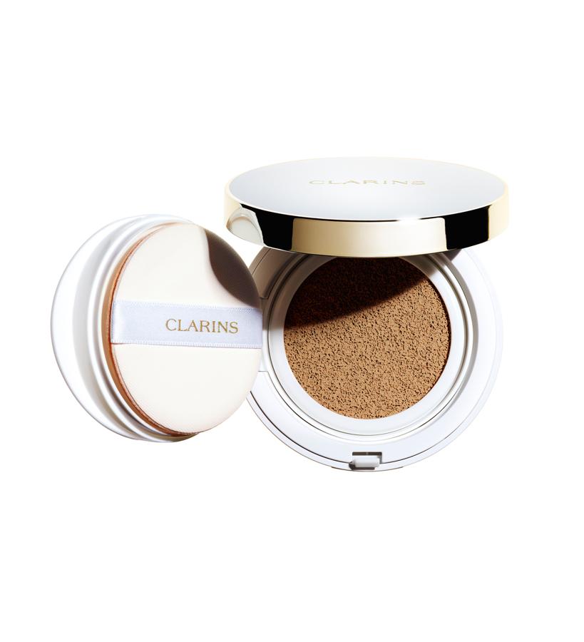 Su textura fresca disimula las manchas e imperfecciones mientras deja respirar la piel, para lograr una tez luminosa. Contiene SPF 50 / PA+++ y el complejo anticontaminación de Clarins que ayuda a preservar la hidratación de la piel.  Everlasting Cushion de Clarins  (41 €).