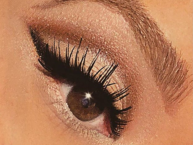 Para Capricornio, Cogey creó un maquillaje de ojos suavemente rosa.