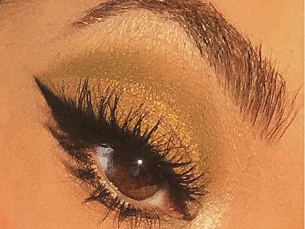 El maquillaje que Cogey ha creado para Virgo juega con distintos tonos dorados.