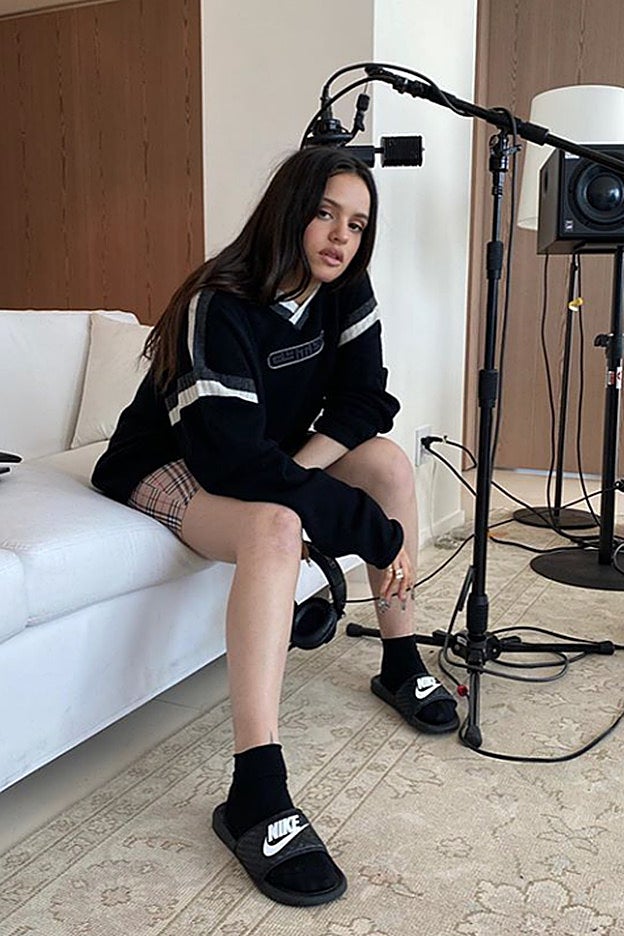 Estos día, Rosalía habia compartido en redes cómo estaba grabando en casa.