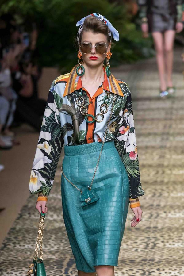 Pocos estampados gritan verano tan alto como el de inspiración hawaiana. Hojas de banana entrelazadas con flores de hibisco y tallos de bambú. Un catálogo botánico confeccionado en seda que Dolce & Gabbana, Fendi o Versace recuperan para insuflar nuevos aires vintage a una prenda que llevaba temporadas relegada y que ahora se puede combinar para la actividad urbana con faldas tubo de cuero o bajo chaquetas de inspiración safari.