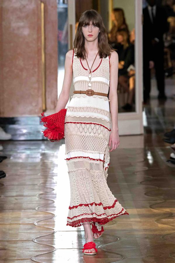 Con el empuje de la filosofía eco y los materiales artesanales en el punto de mira de todas las firmas era cuestión de (poco) tiempo que el croché recuperara su puesto de honor en el armario estival. Seguramente tengas que llegar hasta el fondo más recóndito de tu perchero pero sin duda acabarás encontrando cualquiera de los vestidos calados que compraste en un mercadillo ibicenco hace lustros pensando que llevarías hasta la extenuación pero que pronto olvidaste. Estás de enhorabuena porque no va a haber un tejido más popular.