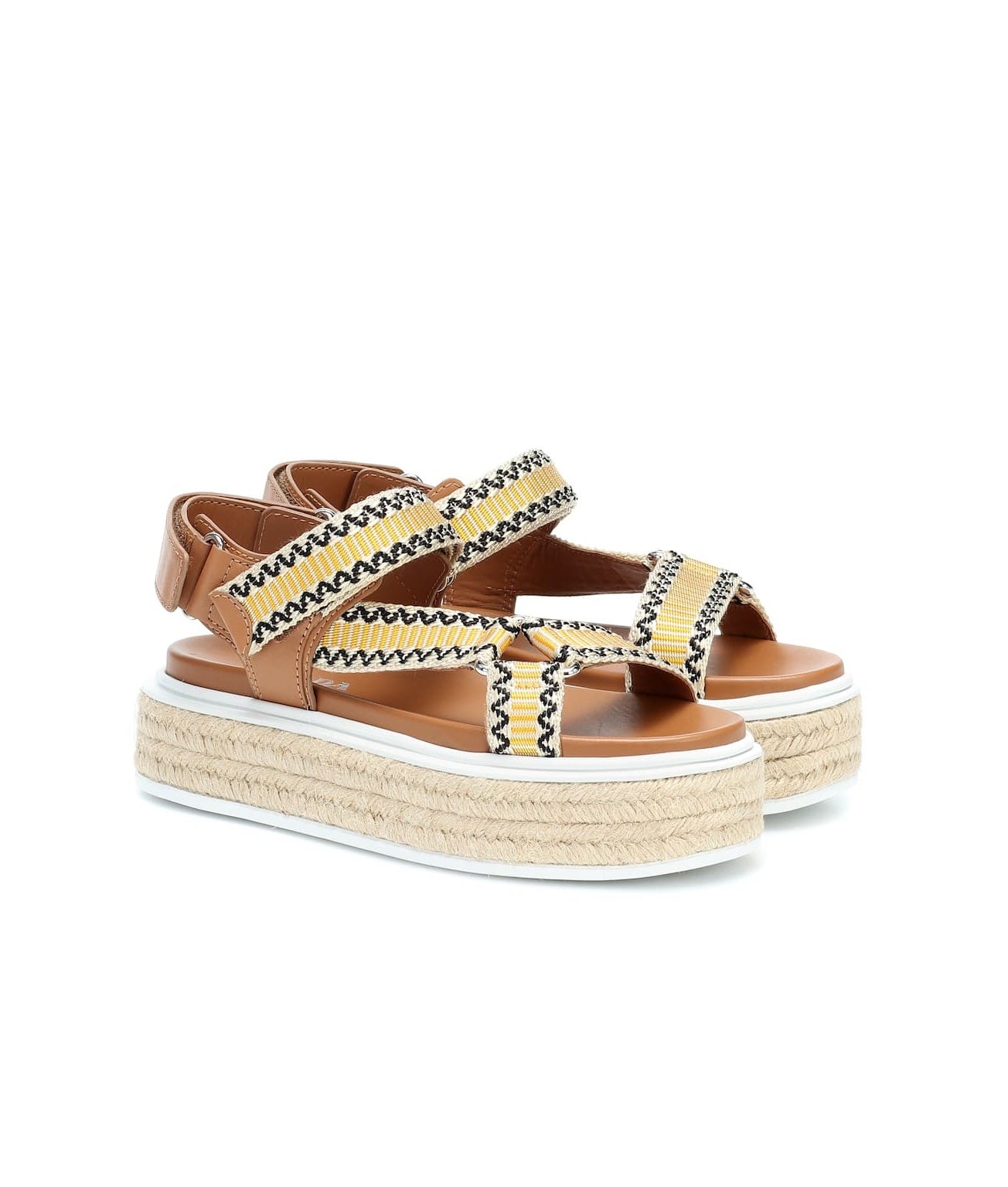 Sandalias Nomad de Prada versionadas en un tono natural y amarillo con plataforma de esparto trenzado. (550 euros en MyTheresa).
