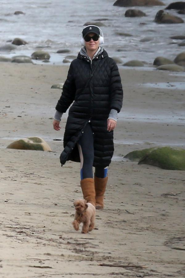 Afortunada la cantante que puede aprovechar ser vecina de Malibú para echarse a las playas con Nugget, ataviada eso sí con un abrigado anorak acolchado y un par de botas UGG.