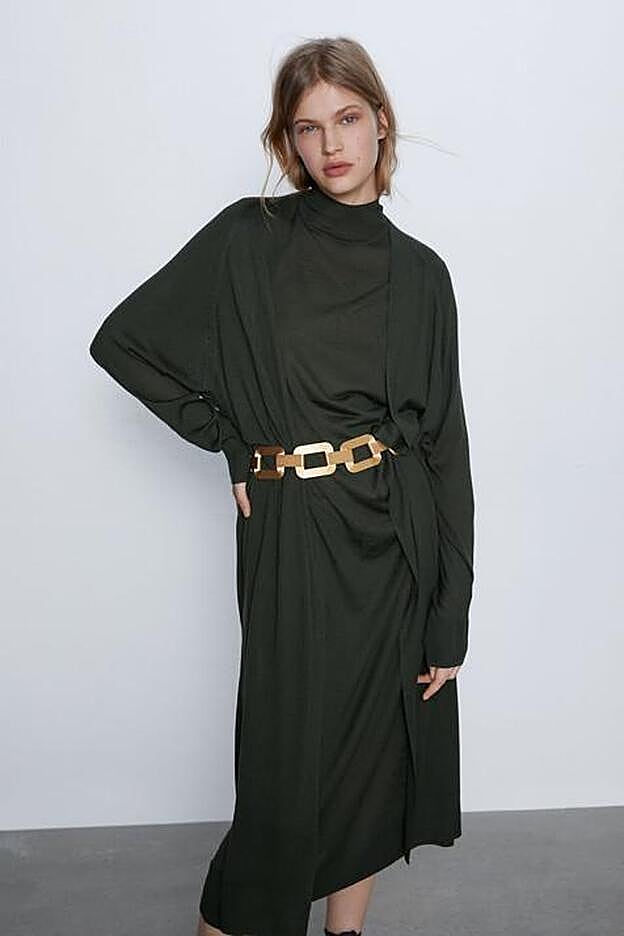 El vestido y el cárdigan, en el catálogo de Zara.