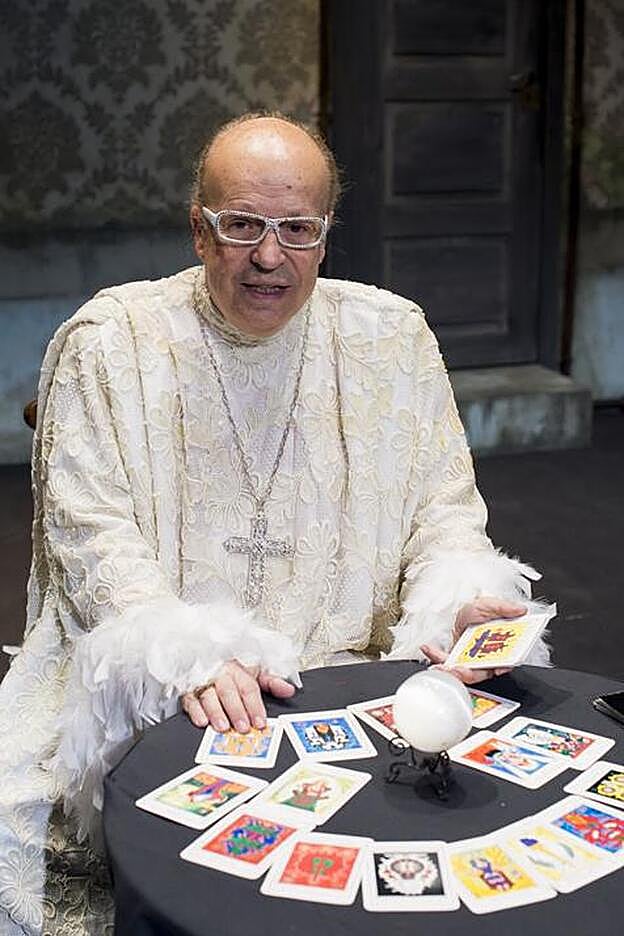 Rappel escudriña el futuro a través del tarot aunque, sobre todo, tiene fe en el más allá.