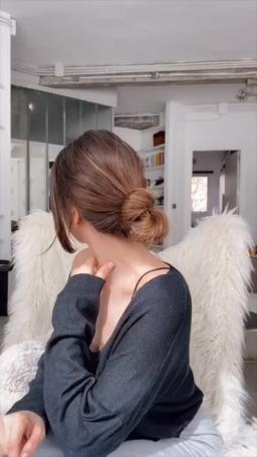 Otra opción es hacer lo mismo que en el caso anterior pero peinándolo en la parte baja de la cabeza y dejando los mechones del flequillo sueltos.