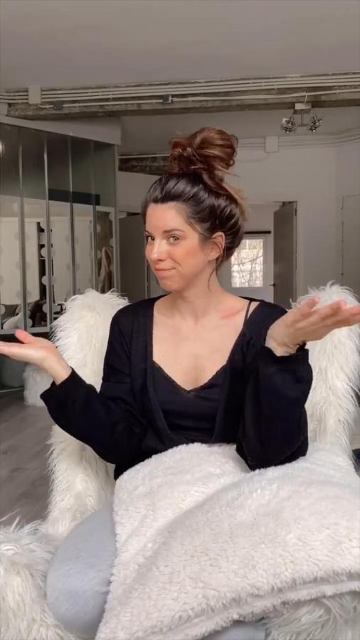 En la segunda opción hace lo mismo pero no añade las horquillas, por lo que el moño queda con mucho más volumen.