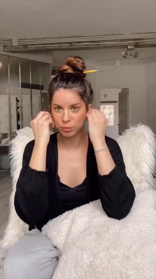 La segunda opción es muy similar a la anterior. Primero recoge el pelo en una coleta alta, que divide en dos y enrolla entre sí para obtener un moño en forma de flor, que también sujeta con un lápiz.