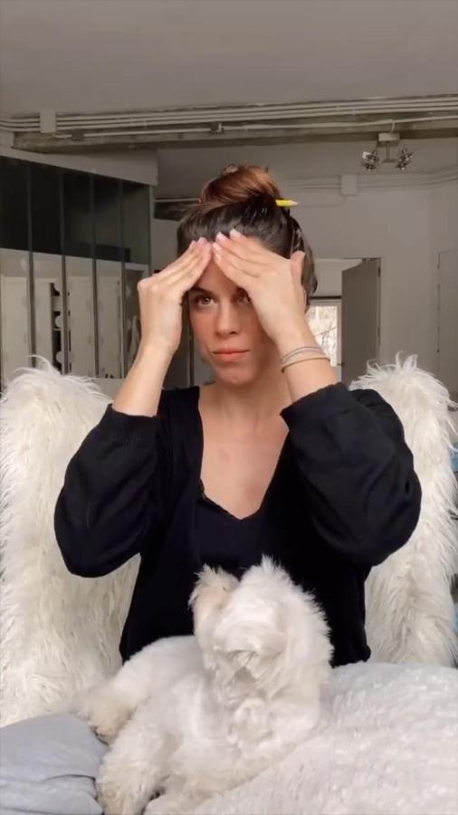 El moño de estudiar es la primera propuesta de Marta y probablemente sea la más fácil de todas porque solo necesitas un lápiz. Recoge tu pelo en una coleta y tuércela hasta que quede enrollado por encima de la cabeza, después atraviesa el lápiz por la mitad del recogido y... ¡Listo!