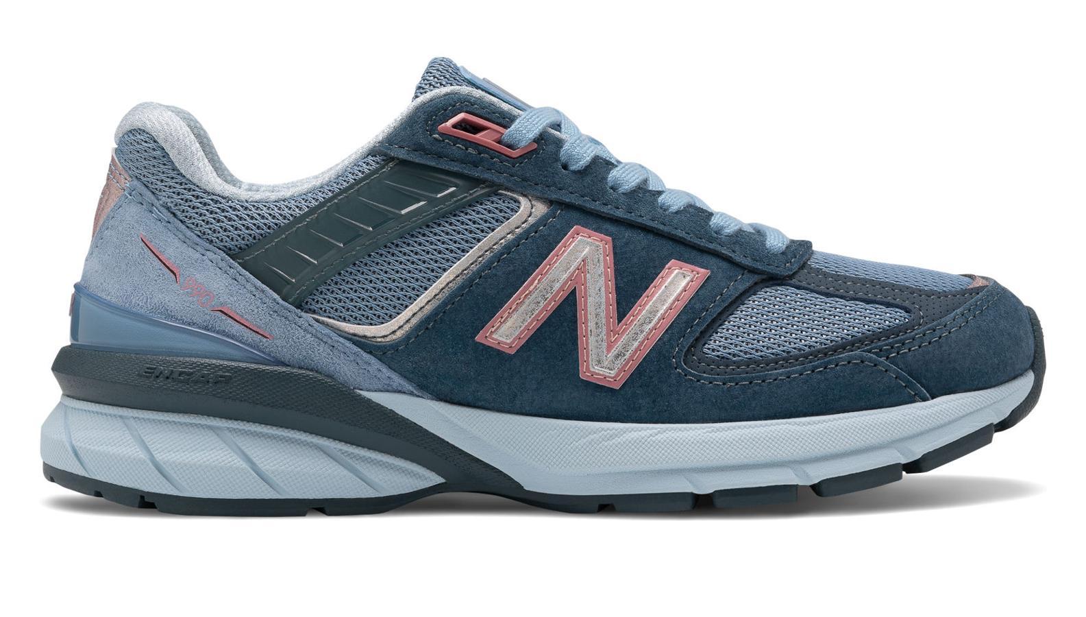 En poco tiempo se han convertido en  las zapatillas favoritas de influencers como Alexandra Pereira  y también se convertirán en las tuyas.  Son el modelo Made in US 990v5 de New Balance .