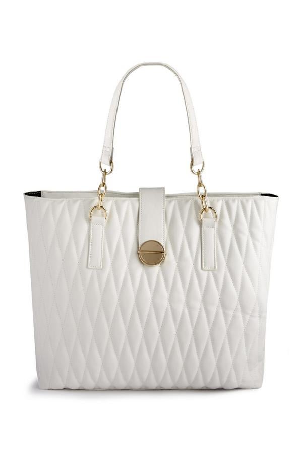 Que se llevan los bolsos blancos ya es una realidad . Esta acolchado es perfecto para llevar de todo gracias a su forma shopper y su textura acolchada (12 euros).