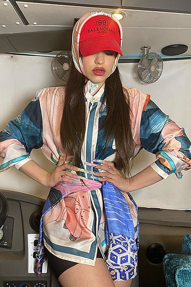 Esta combinación de pañuelo y gorra no tiene término medio: la amas o la odias.