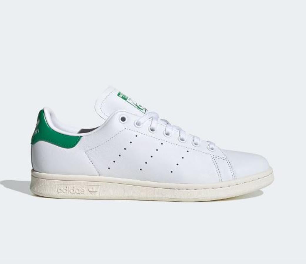 Las zapatillas de fondo de armario más famosas de la historia también son perfectas para tus looks cómodos de casa. ¿No sabes cuáles son? Las  Stan Smith de adidas , unisex y disponibles en diferentes colores (99,95 euros).