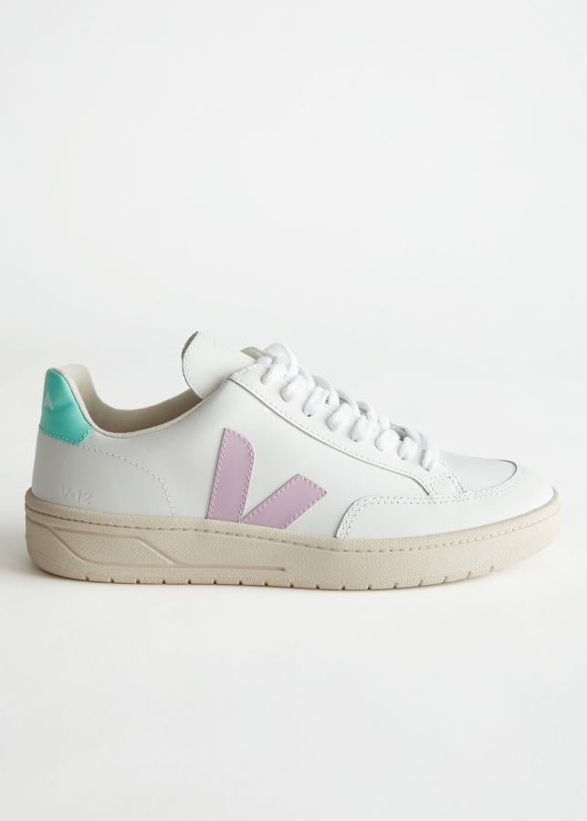 De nuevo con carácter retro, las zapatillas de la firma Veja arrasaron ya el verano pasado y este siguen en la cresta de la ola. Si quieres hacerte con las más de tendecnia, en & Other Stories tienen modelos como este (125 euros).