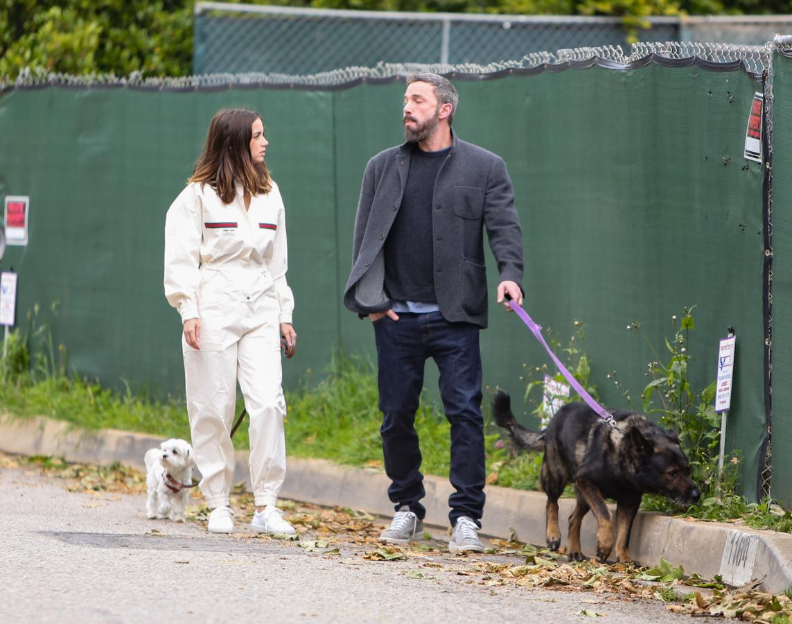Ana de Armas se pone estas zapatillas con casi todo y demuestra a diario que son una opción perfecta. Esta vez, paseando a su mascota junto a su pareja, las combinó con un mono de manga larga beige de estilo deportivo.