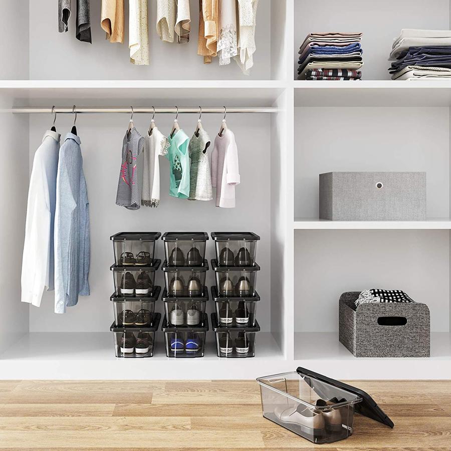 Una forma de mantener todo bien ordenado y que además a la vista parezca organizado y limpio es hacerte con unas  cajas de zapatos de plástico con tapa  todas iguales. Las puedes apilar en distintos lugares según tu espacio. El resutado será espectacular.