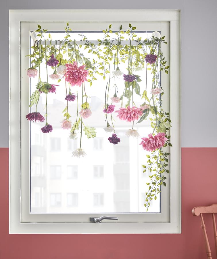 ¡Incluso puedes hacer un jardín vertical en la ventana! Con flores artificiales haz una composición como más te guste y ve pegándola en la parte superior de la ventana o sujétala con hilos transparentes. Cuando gires la cabeza, verás un diseño floreado que seguro, te pone de buen humor.
