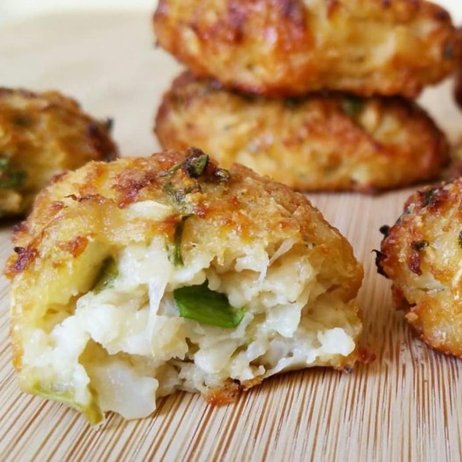 ngredientes:400 gr de coliflor1 Ajo picado60 gr de cebolla picada40 gr de harina de avena30 o 40 gr de queso tierno rallado1 Huevo3 cucharadas de perejil picadoSal al gustoPimienta al gustoAOVEPreparación:- Precalentamos el horno a 200 grados.- Picamos la coliflor y la cocinamos hasta que esté tierna.(Cocida o al vapor)- Una vez cocinada espachurramos la coliflor con un tenedor y dejamos enfriar un poco.- Cuando esté templada vamos añadiendo los demás ingredientes y mezclamos.- Formamos las croquetas y las colocamos en la bandeja del horno sobre papel de hornear.- Con los dedos o con un pincel pintaremos las croquetas con aceite de oliva.- Hornear a 200 grados hasta que estén doradas.