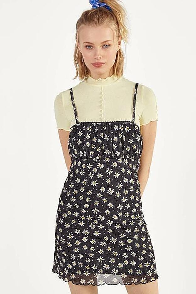 En Bershka, los estilistas combinan el vestido de flores con camiseta.