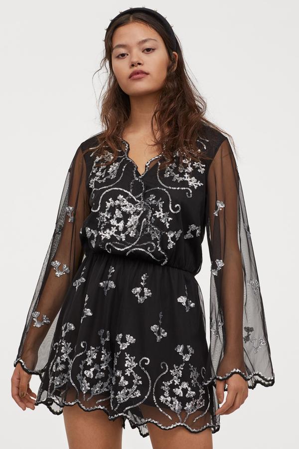 ¿Un look de noche diferente? Que sea con un look como este, con mono de tul y bordados de lentejuelas de H&M (34,99 euros).