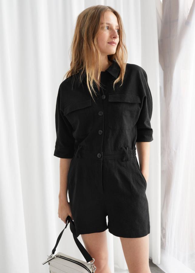 En & Other Stories apuestan por tejidos tan naturales y veraniegos como el lino. Este modelo, en color negro, es perfecto para estrenarlo ya (79 euros).