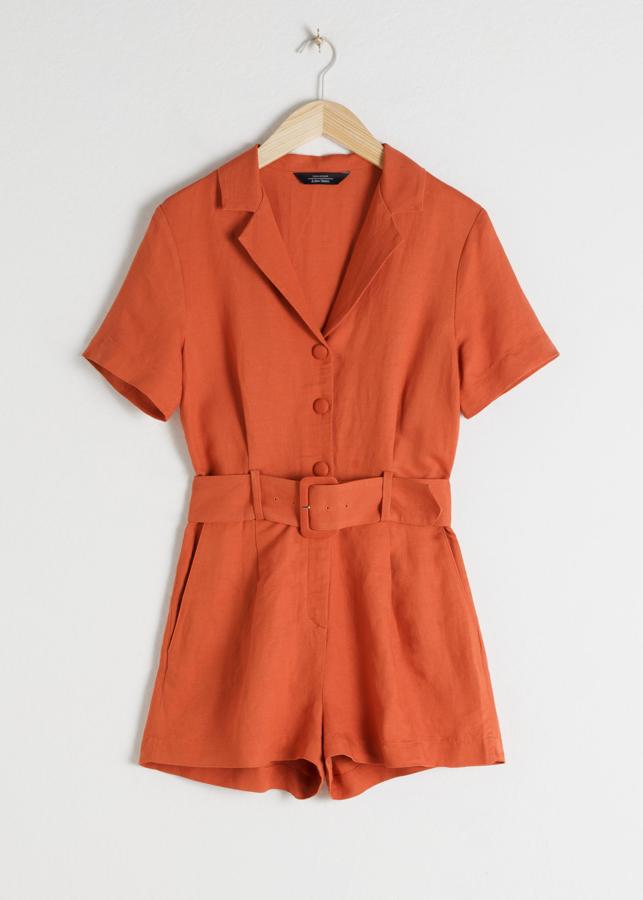 De nuevo en lino, esta vez con cinturón del mismo tejido, solapas y botones forrados. ¡Y un color naranja que nos encanta! Es de & Other Stories (79 euros).