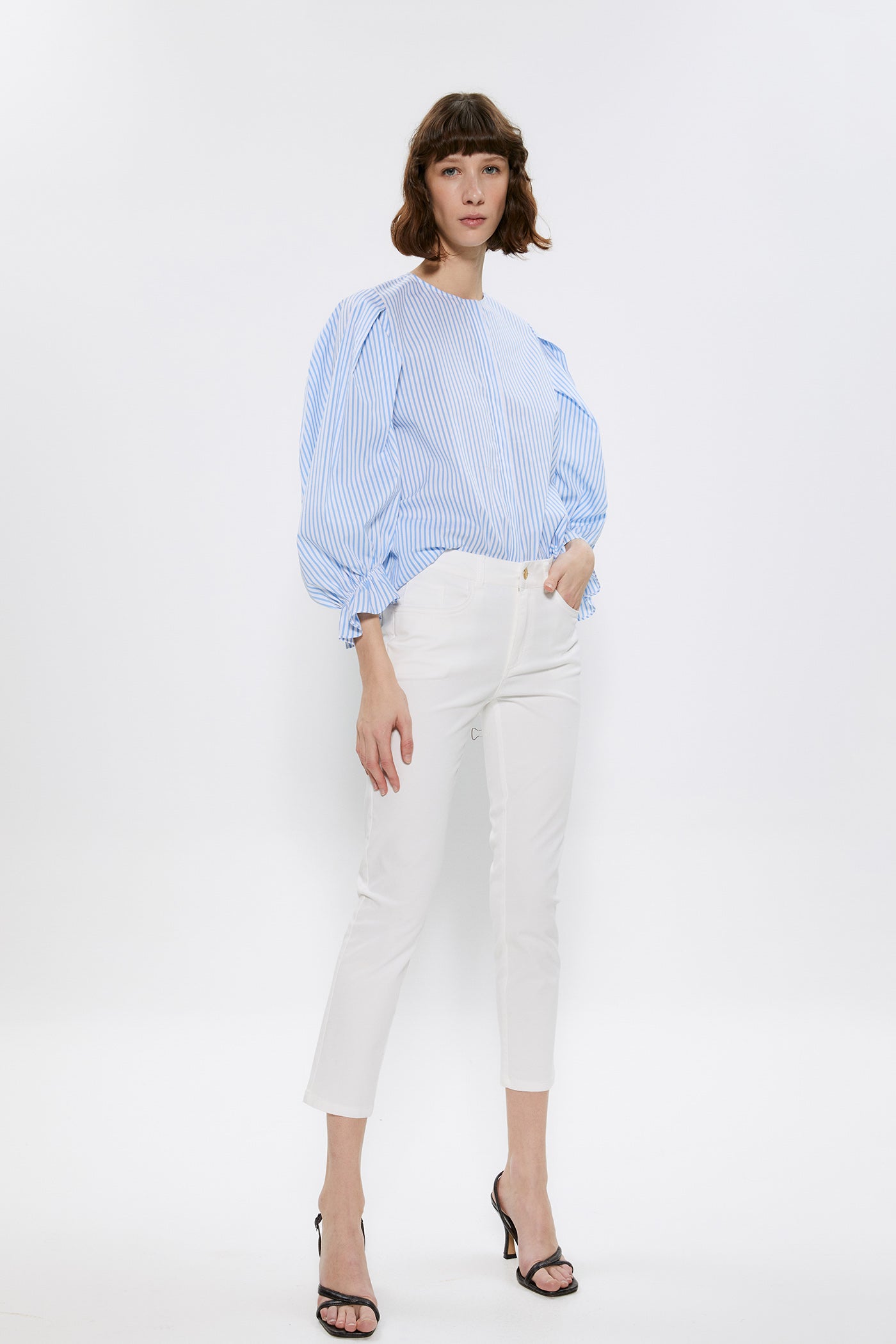 Déjate llevar por lo clásico y por los pantalones blancos que más estilizan las piernas: los pitillos. Esos que encajan a la perfección en cualquier estilo. Ficha estos de Sfera por 19,99 euros.