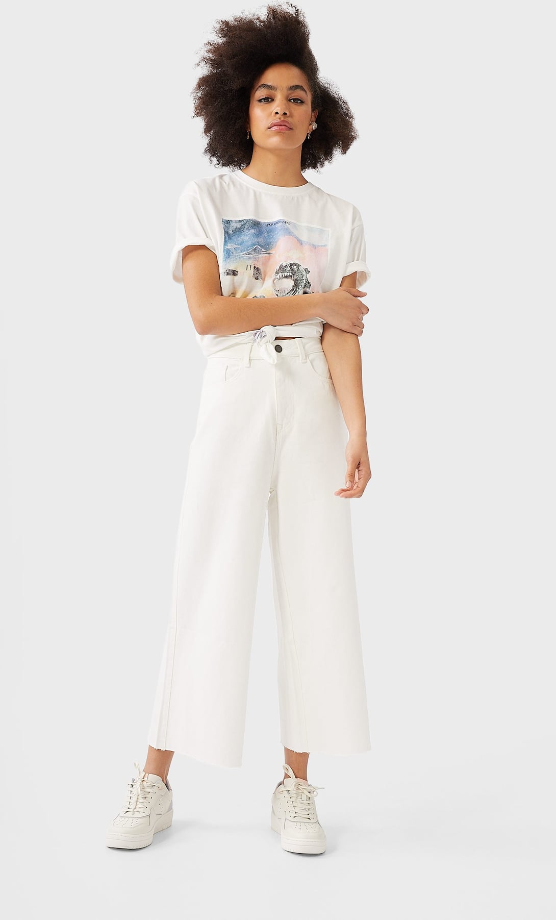 El corte culotte es uno de los más favorecedores y en Stradivarius hemos encontrado estos pantalones blancos que solo cuestan 25,99 euros.