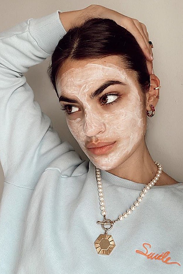 Marta Lozano en plena sesión de belleza en casa con la sudadera azul bebé.