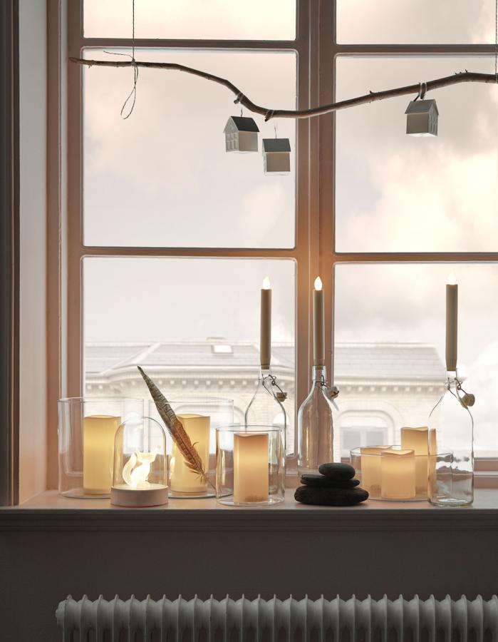 Las velas también son uno de los reclamos más populares a la hora de decorar. ¿Tienes un alféizar donde se pueden colocar varias? ¡Aprovéchalo y haz diferentes montajes! Juega con las luces LED para no tener que preocuparte de apagarlas.