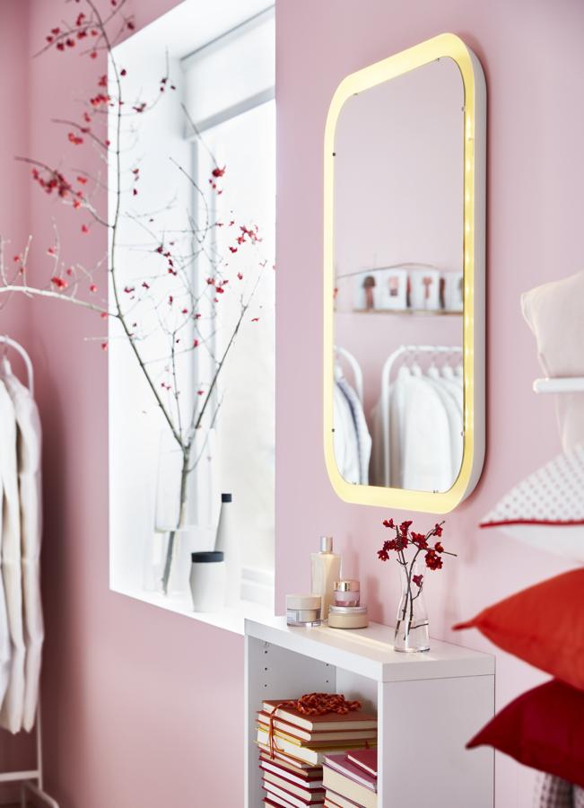 Las flores siempre son la idea perfecta en cualquier lugar, momento y ocasión. Un jarrón transparente y una rama con flores u hojas es la decoración perfecta para poner en el alféizar de la ventana.