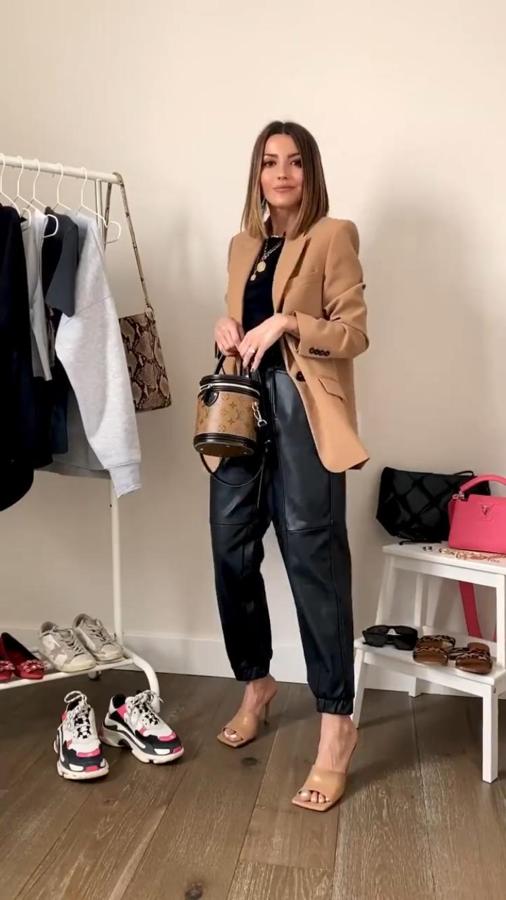Para las que prefieren ir más elegantes, Alexandra Pereira propone combinar estos pantalones de efecto piel de corte baggy con una camiseta negra, blazer beige y sandalias a juego.