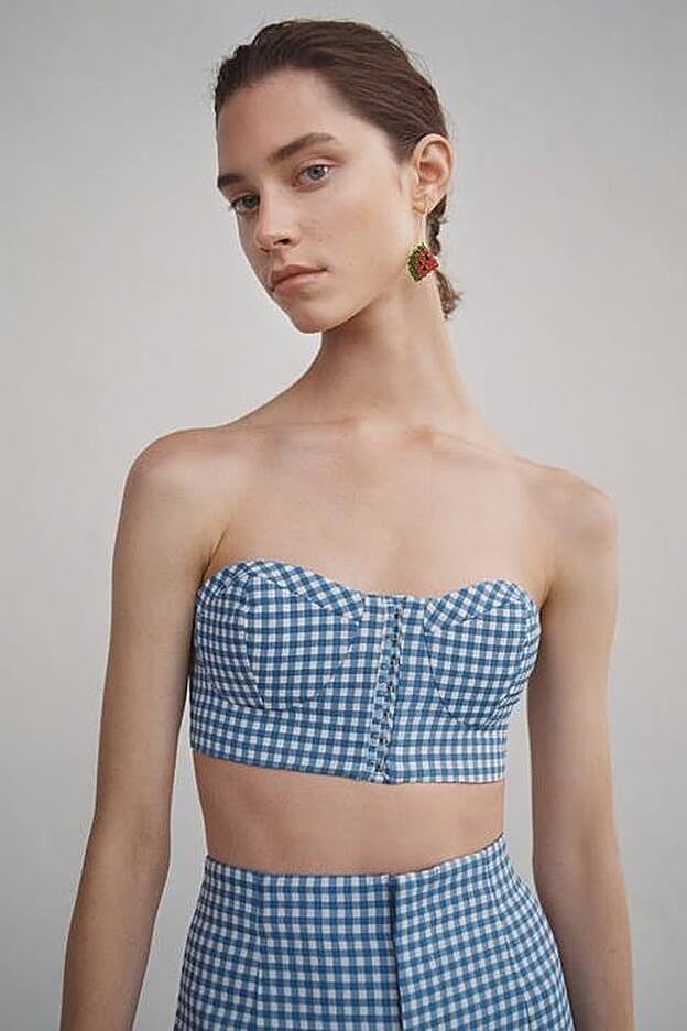 Uno de los conjuntos más bonitos de la nueva colección de Zara: top y pantalón vichy.