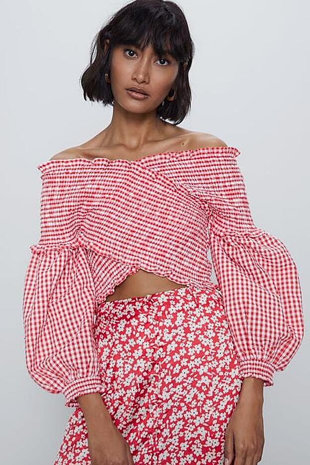 Imposible no detenerse en este espectacular top vichy con mangas abullonadas de Zara.