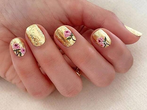 La manicura más espectacular de la selección primaveral: sobre un esmalte dorado.