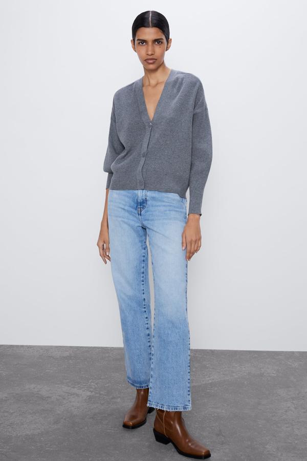 El cárdigan es uno de los mejores aliados de la primavera, y este de punto de Zara en color gris te combinará con todos tus estilismos. De manga larga y cierre frontal de botones, tienen un precio de 19,95 euros.