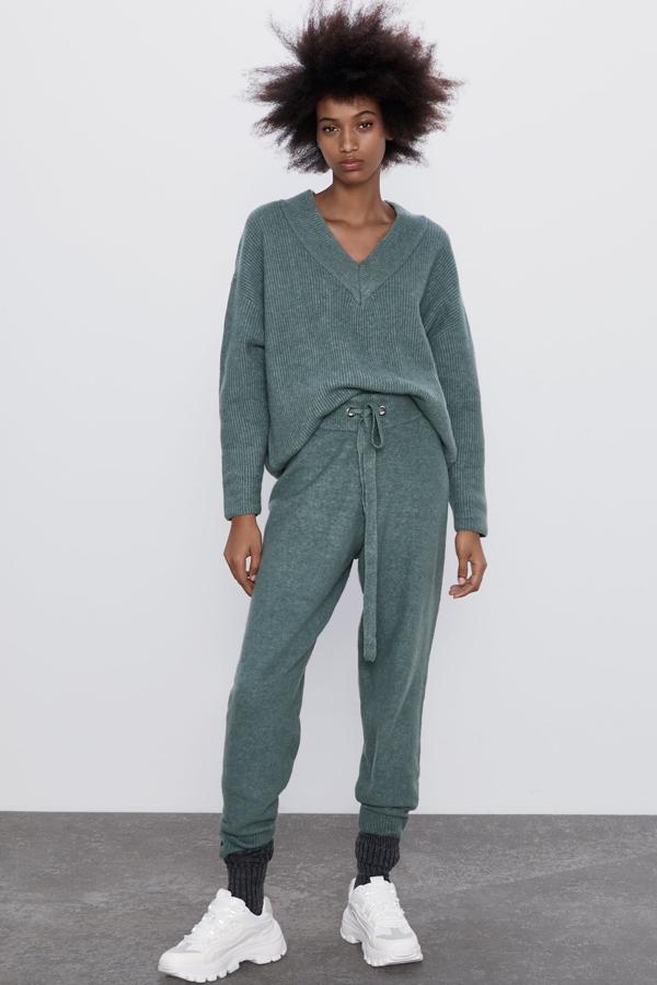 Los pantalones jogger han sido los grandes triunfadores de la temporada, y este de Zara de punto se ha ganado muchos aplausos. En color verde, de tiro alto y con bajo acabado en puño, está disponible desde la talla S a la XL y tiene un precio rebajado a 15,99 euros.