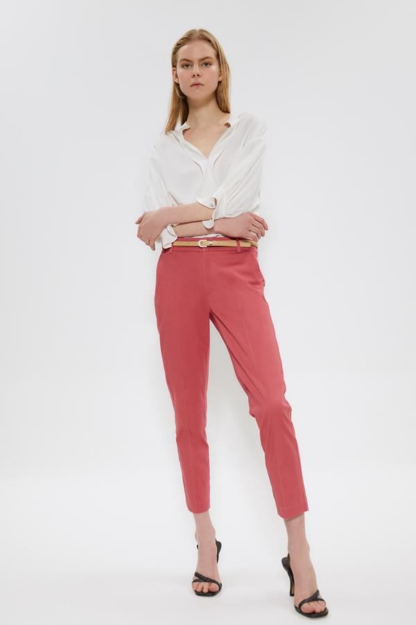 Los colores también saltan a los pantalones, y Sfera nos trae este pitillo de vestir en color rosa, con cinturón en beige y bolsillos. Tiene un precio de 17,99 euros.