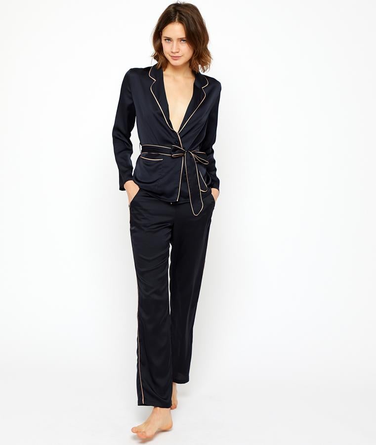 En satén y con un diseño más elegante, Etam nos propone este pijama formado por  camisa con escote en V y ceñido con un cinturón , con un precio de 27,99 euros. A juego encontramos  el pantalón largo con bolsillos laterales que cuesta 24,99 euros .