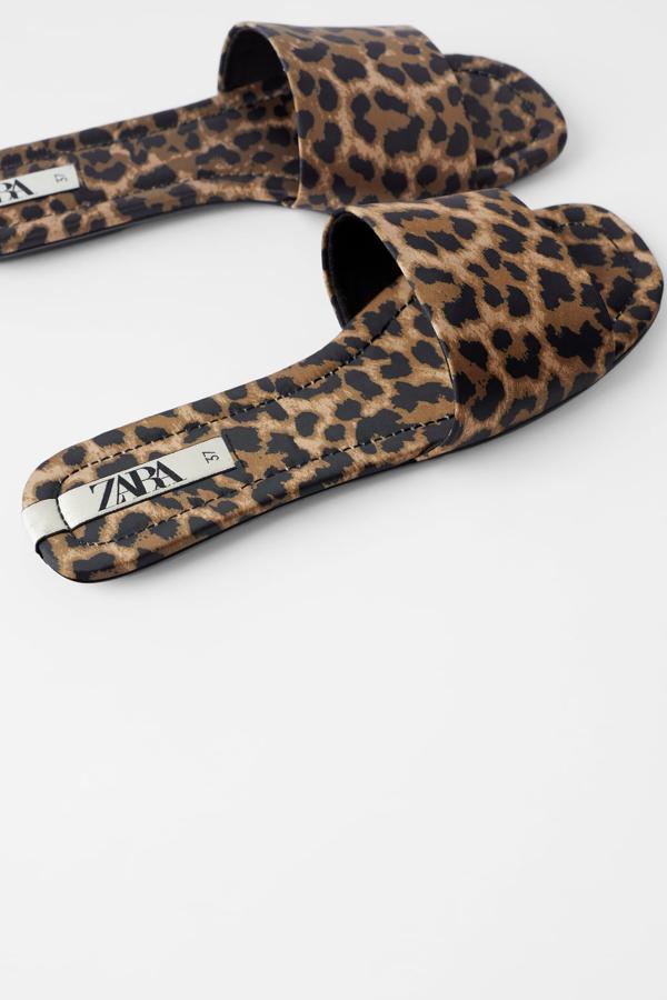 Esta sandalia plana con estampado de leopardo se convertirá en uno de tus imprescindibles de primavera. Con tira en la parte delantera, tiene un precio de 19,95 euros.