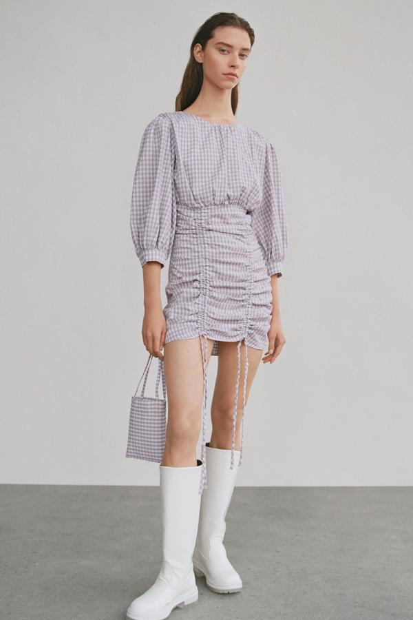Los cuadros vichy son los protagonistas de este vestido corto de cuello redondo y detalle de frunces ajustables con cordones en el bajo. Tiene un precio de 15,99 euros y está disponible desde la talla M a la XXL.