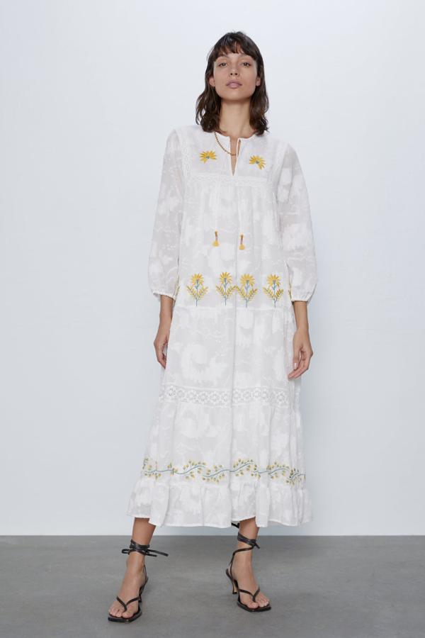 Este vestido en color blanco con cuello redondo y detalles de bordado en amarillo se ha convertido en uno de los más deseados. Con escote de pico y manda larga acabada en elástico, tiene ahora un precio de 29,99 euros.