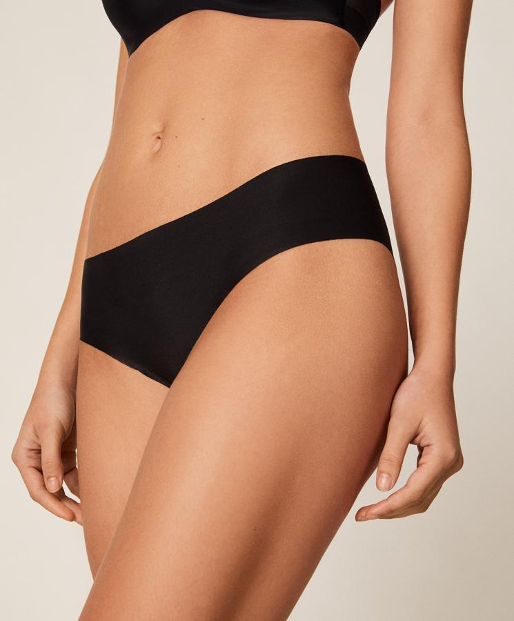 Oysho nos propone esta braguita en tejido de microfibra. En color negro, con opción a otros tonos, es un diseño sin costuras y sin acabados, cortados a láser para una mayor comodidad. Tiene un precio de 5,99 euros.