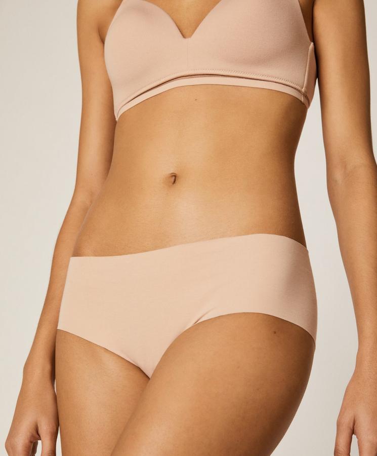 En Oysho también encontramos esta versión, un culote de algodón sin costuras, disponible en dos colores (piel y negro) y con un precio de 5,99 euros.