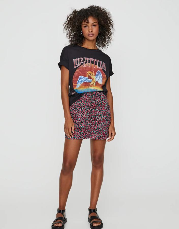 Si quieres hacerte con esta minifalda drapeada con estampado de flores multicolor, vas a tener que correr. Es de Pull & Bear, tiene un precio de 19,99 euros, y está volando.
