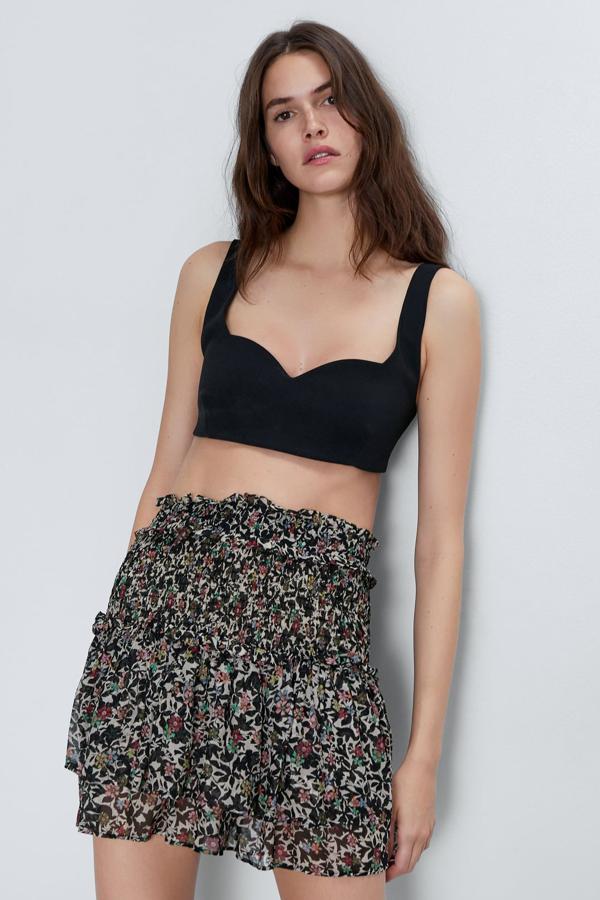 Zara también firma este diseño en negro con estampado de flores, de tiro alto y con detalle elástico tipo nido de abeja. Con volantes en el bajo, tiene un precio de 29,95 euros y está disponible desde la talla XS a la XXL.