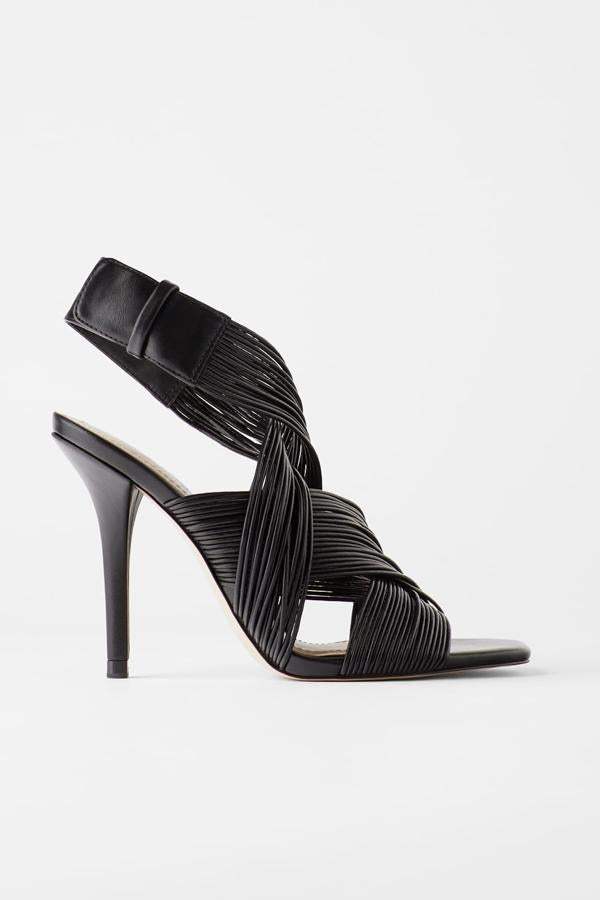 Con 11 centímetros de tacón, esta sandalia será tu básico de fiestas y eventos para este verano. Acabada en punta cuadrada y con corte envolvente con tiras de color negro, tiene un precio de 49,95 euros. Desde la marca recomiendan hacerse con una talla más de la habitual.